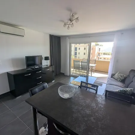 In Downtown Porto-vecchio, 5-minute Walk Apartment